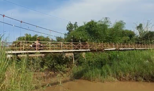 Potret Jembatan Gantung Sungai Rambut Perbatasan Tegal Pemalang, Warga: Kalau Hujan Berbahaya