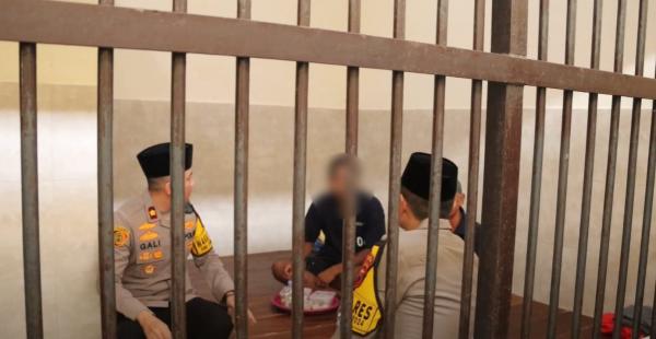 Berbagi Kebahagian di Lebaran 2024, Kapolres Grobogan Ajak Tahanan di Makan Lontong Opor