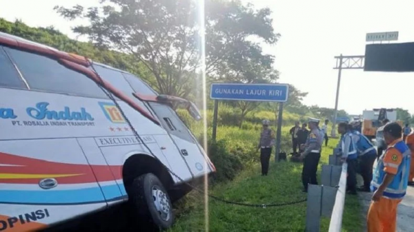 Kecelakaan Tragis Bus Rosalia Indah di Tol Pemalang-Batang Tewaskan 7 Orang, 1 Jenazah Terjepit