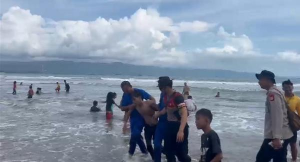 Wisatawan Nyaris Tewas di Pantai Katapang Condong Sukabumi Akibat Terseret Ombak 