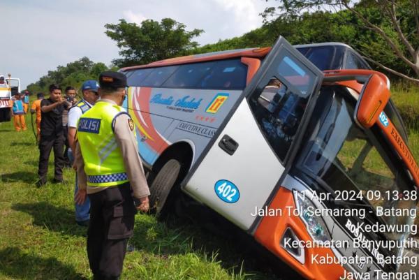 Kecelakaan Maut Bus Rosalia Indah Masuk Parit, 7 Korban Tewas di Antaranya 2 Anak-Anak dan 1 Bayi