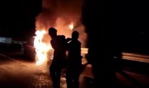 Lagi! Sebuah Mobil Mendadak Terbakar di Ruas Tol, Penumpang Berhasil Selamat