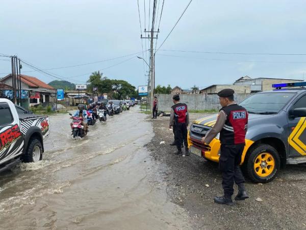 Banjir Rendam Jalan Utama di Pringsewu, Polisi Atur Lalu Lintas