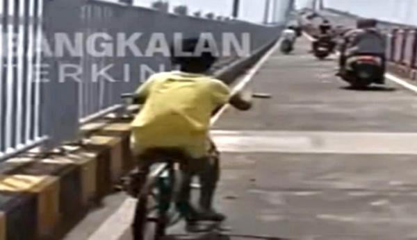 Bocil Nekat Mudik Naik Sepeda Sendirian Lewat Jembatan Suramadu