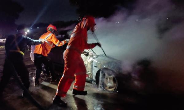 Mobil Terbakar di KM 689 Tol Jombang Ploso Berhasil Dipadamkan