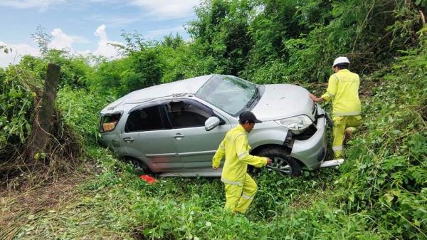 Mobil Pemudik Terlempar dari Jalan Tol dan Terperosok ke Semak-Semak Sedalam 5 Meter