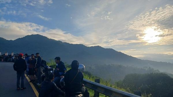 Indahnya Pemandangan di Jalur Gentong Tasikmalaya Dimanfaatkan Para Pengguna Jalan untuk Swafoto