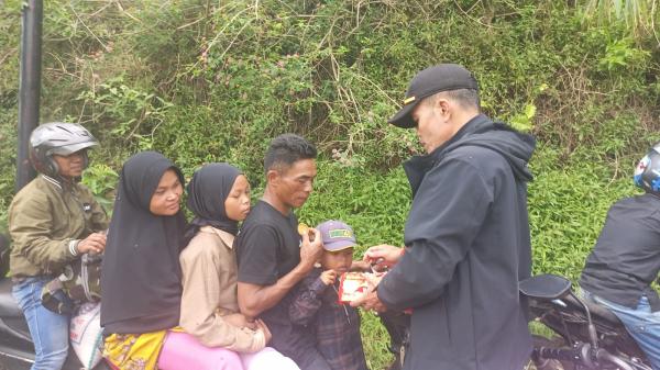 Polisi Bagi-bagi Makanan ke Pengendara yang Terjebak Macet di Jalan Banjarwangi