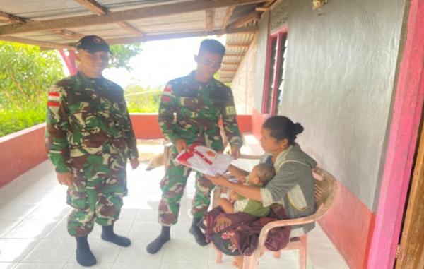 TNI Pos Manusasi Peduli Pendidikan di Perbatasan NKRI-RDTL dengan Tas Sekolah dan Sembako