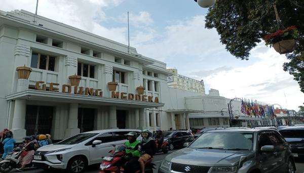 Kendaraan Wisatawan Penuhi Jalanan Kota Bandung pada H+3 Lebaran