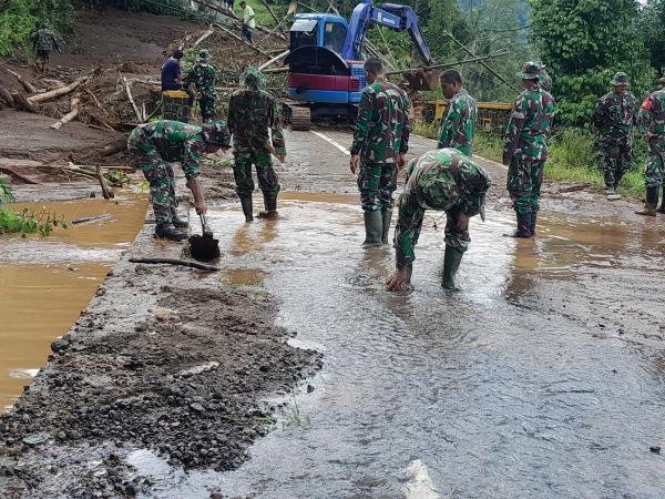 Longsor Tutup Akses Jalan Penghubung Antar Kecamatan di Kuningan, TNI Bantu Turun Tangan