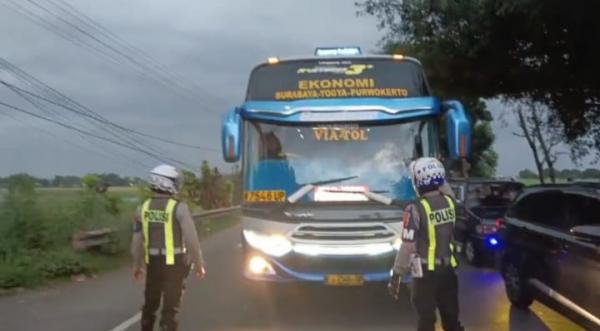Bus Nekat Ngeblong di Jombang Langsung Ditindak, Polisi Terapkan Sikap Tegas Demi Urai Kemacetan