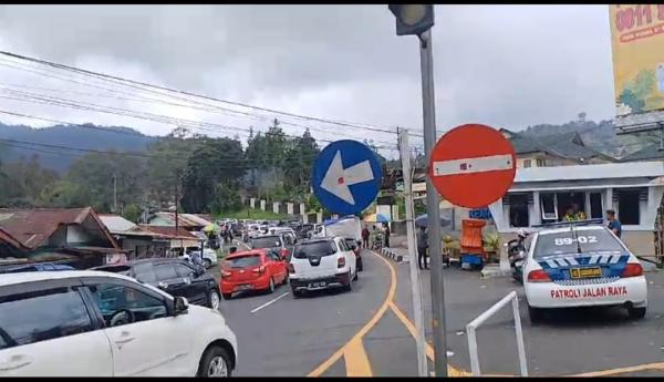 Urai Kemacetan, Polres Cianjur Berlakukan Sistem Buka Tutup Jalur di Puncak Pass