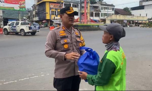 Kapolres Padangsidimpuan Bagikan Paket Sembako Lebaran, Pererat Silaturahmi dengan Masyarakat