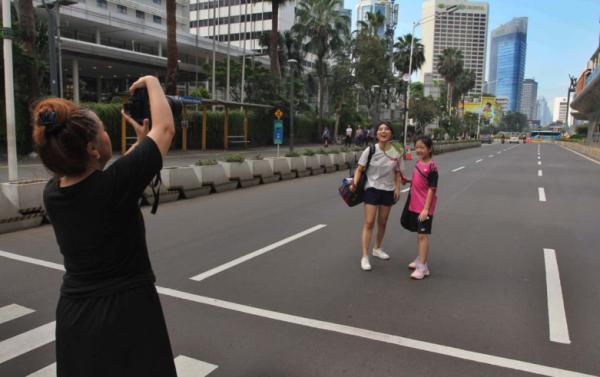 Ibukota Jakarta Terlihat Sepi, Warga Berfoto di Tengah Jalan Sudirman
