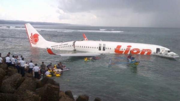 13 April: Lion Air Tergelincir dan Terjun ke Laut Bali