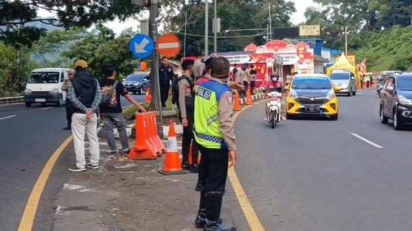 Polisi Lakukan One Way dan Contraflow Urai Kemacetan di Jalur Gentong Tasikmalaya