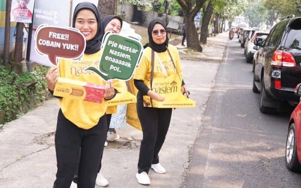 Intip Keseruan Naslem Bagi-bagi Pie Nastar Gratis ke Pemudik di Setiabudi Bandung