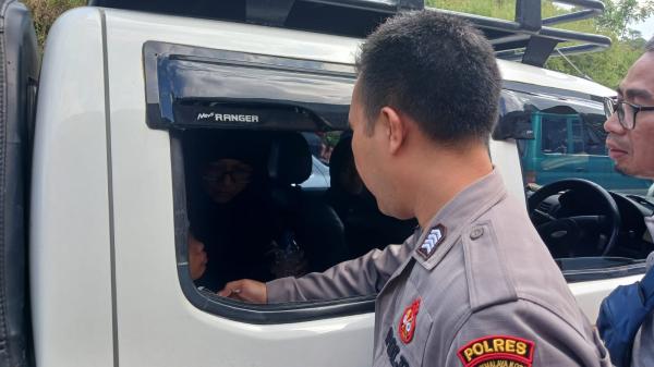 Pemudik Demam Tinggi di Lingkar Gentong Tasikmalaya, Polisi Sigap Berikan Pertolongan