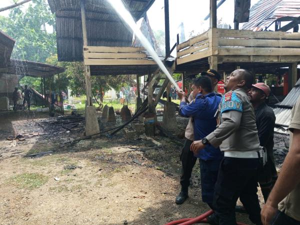 Polisi, Damkar dan Masyarakat Selamatkan Balai Pengajian Darul Fatih dari Kebakaran