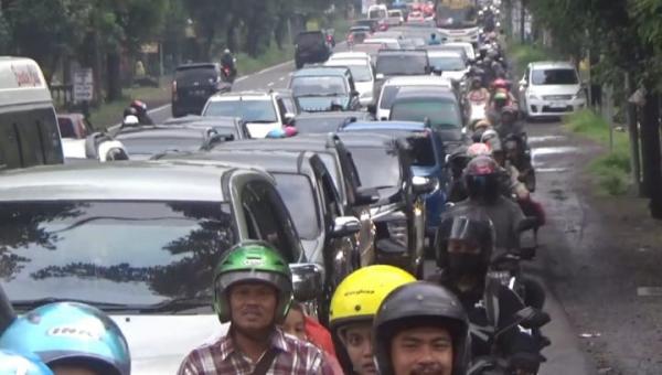 Kemacetan Parah Ancam Liburan Lebaran di Jombang, Solusi Flyover Jadi Perdebatkan
