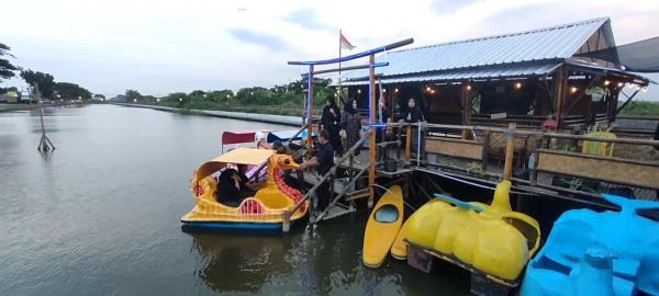 Bersepeda Air Sambil Memancing di Tambak, Jadi Favorit Libur Lebaran di Gresik