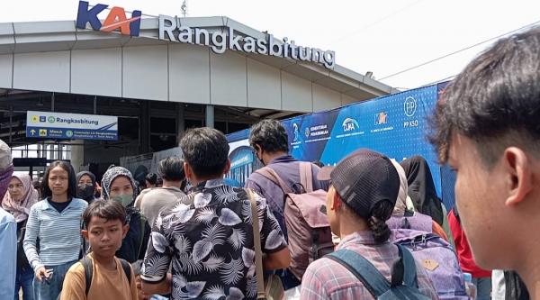 Kapolsek Rangkasbitung Pantau Puncak Arus Balik di Stasiun