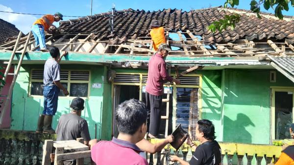 Diguyur Hujan, Atap Rumah Warga di Ciamis Ambruk