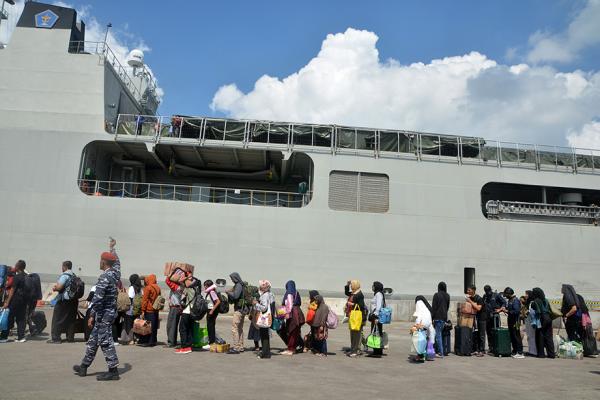 Potret Ratusan Pemudik Asal Jateng Kembali ke Jakarta Naik Kapal Perang