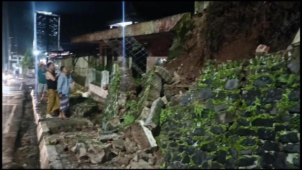 Hujan Deras di Pandeglang Sebabkan Longsor, 3 Pagar Tembok Rumah Warga Ambruk