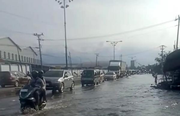 Banjir Rob Terjang Sayung, Arus Balik di Jalan Pantura Demak-Semarang Macet Panjang