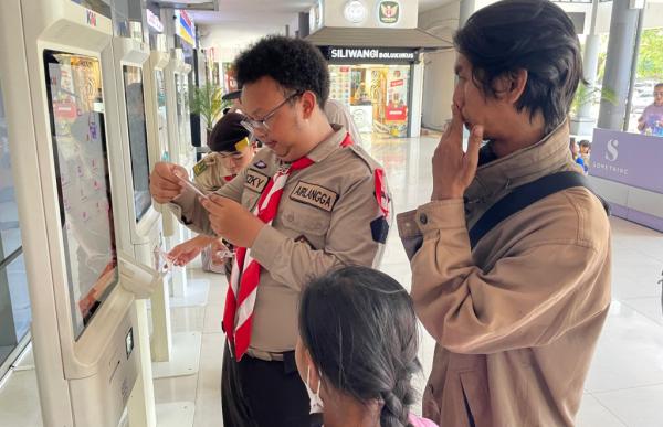 Relawan Komunitas Railfans dan Pramuka Surabaya Turut Sukseskan Angkutan Lebaran 2024