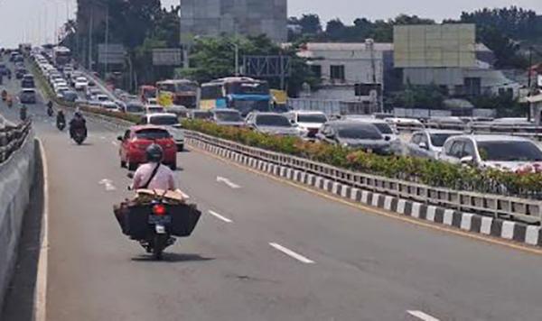 Imbas One Way, Akses Jalur Dalam Kota Semarang ke Solo-Jogja Macet Panjang