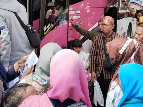 Arus Balik, 3 Armada Bus Gratis Diberangkatkan Polres Karanganyar,Pemudik: Terima Kasih Pak Kapolres