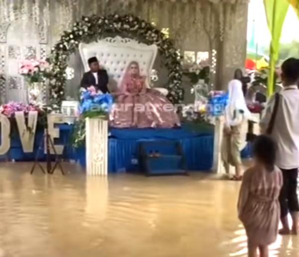 Pengantin di Bangkalan Tetap Gelar Pesta Pernikahan di Tengah Banjir, Maju Terus Pantang Mundur