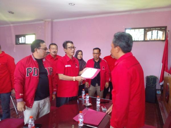 Jelang Pilkada 2024, Nanang Permana Ambil Formulir Pendaftaran Bakal Calon Bupati di DPC PDIP Ciamis