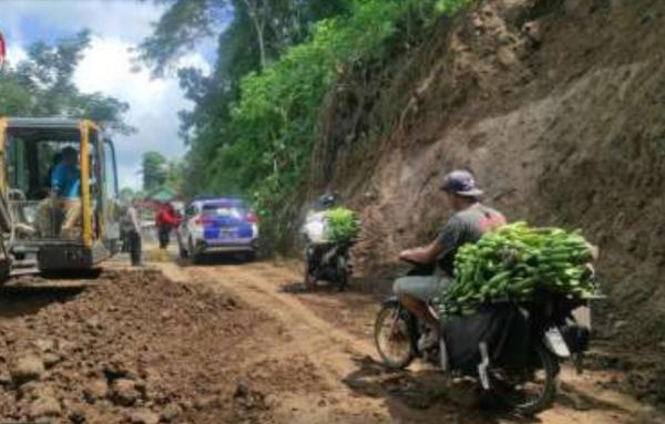 Longsor Susulan Jalur Cipasung-Subang di Kuningan, Petugas Terapkan Buka Tutup Jalan