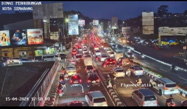 One Way Arus Balik, Begini Potret Kemacetan Parah di Jalan Dalam Kota Semarang