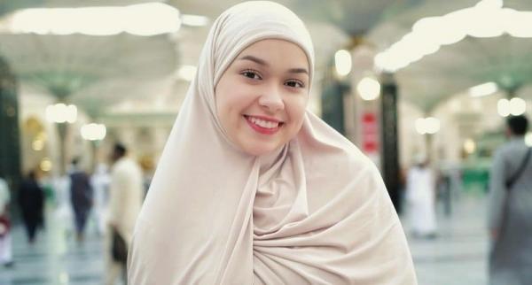 Pakai Hijab di Tanah Suci, Rebecca Klopper Bikin Pangling dan Tuai Pujian Netizen