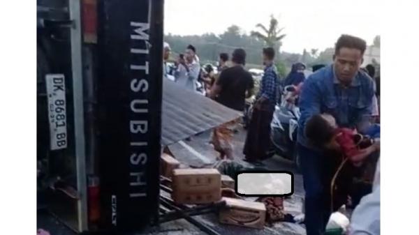 Mobil Pikap Bermuatan 19 Orang Terguling di Pamekasan, Penumpang Luka Bergelimpangan di Jalan