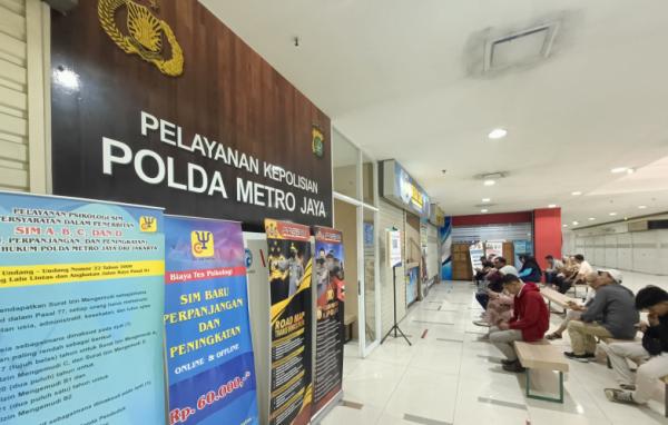 Gerai SIM Polda Metro Jaya di Blok M Square Dipenuhi Warga yang Ingin Perpanjangan SIM