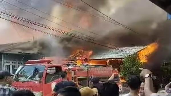 Kebakaran Hari Ini: 5 Rumah dan Satu Gedung Walet Ludes Dilalap Si Jago Merah di Kota Bangun