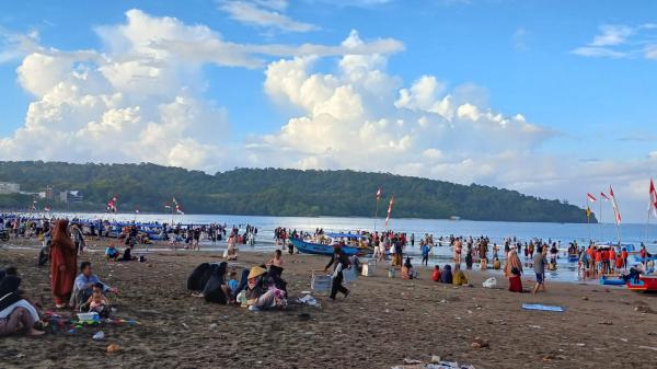 Pantai Pangandaran Masih Ramai Dikunjungi Wisatawan