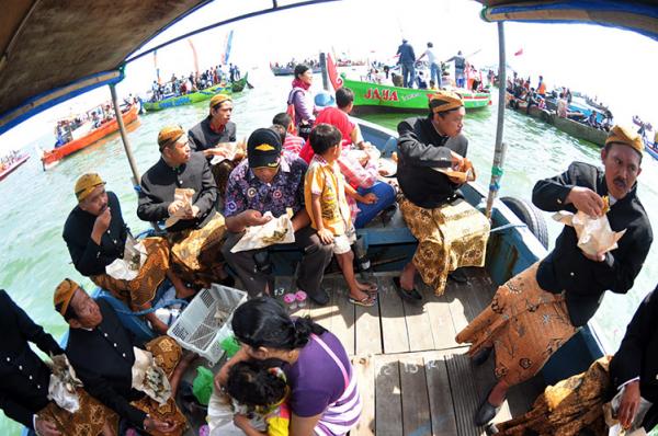 Ritual Sedekah Laut, Tradisi Syawalan dan Kupatan Masyarakat Pesisir Jawa