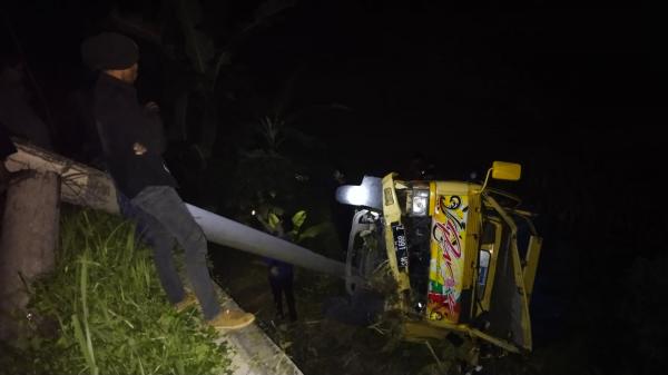 Gagal Menanjak, Truk Bermuatan Sembako Terguling di Jalan Lingkar Timur Kuningan