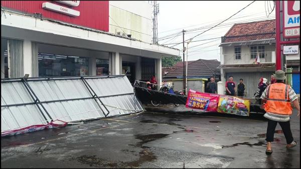 Atap Rumah dan Minimarket  di Pandeglang Ambruk Disapu Angin Kencang