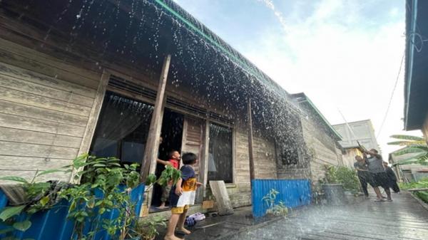 Cuaca Panas Landa Kutai Kertanegara, Rumah Warga Kota Bangun Disiram Air Antisipasi Kebakaran