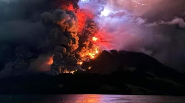 Kengerian Erupsi Gunung Ruang: Keluarkan Lava Pijar Disertai Kilatan Petir