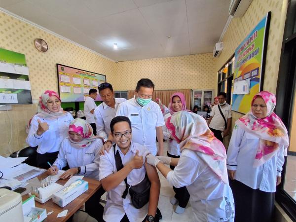 Lindungi Nakes dari Hepatitis B, Ribuan Nakes Puskesmas di Subang Divaksin
