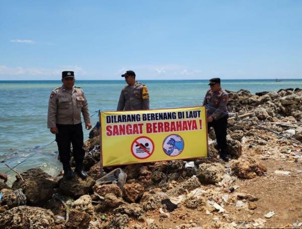 Upaya Cegah Kecelakaan Laut, Polisi Pasang Banner Imbauan di Pantai Pamekasan